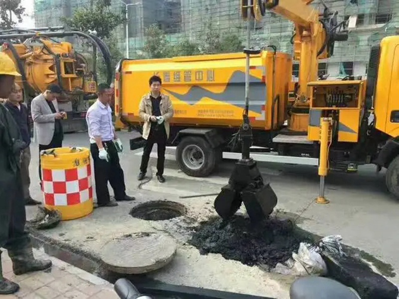 塔河街道：网格员化身“清道夫”，为民解忧疏通“堵心”化粪池