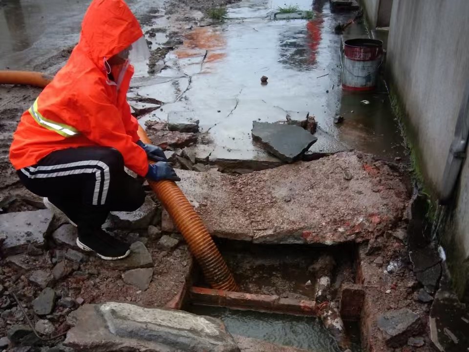 塔河专业清理污水池 炜誉市政以规范流程守护城市 “肠道”