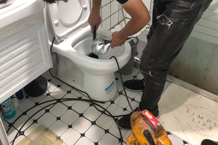 塔河马桶堵塞自己疏通还是找师傅?专业上门服务让你省时更省心